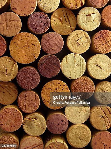 cork tops hintergrund - weinkorken stock-fotos und bilder