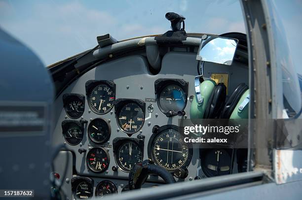 cockpit eines kleinen flugzeug - instrument of measurement stock-fotos und bilder