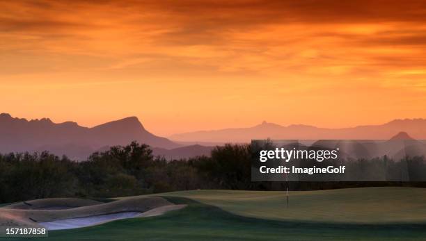 wunderschöne desert golfplatz bei sonnenuntergang - golf bunker stock-fotos und bilder