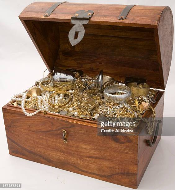 overflowing treasure chest - gold coin stockfoto's en -beelden