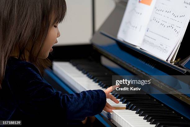 jolie jeune femme jouant un piano - ébène photos et images de collection