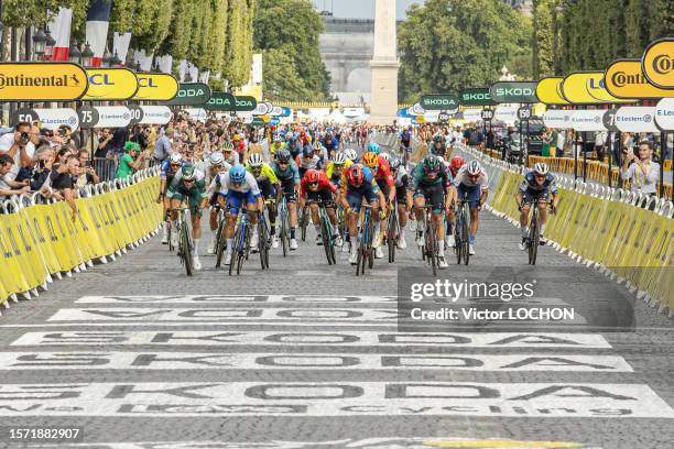 Coureurs au sprint à l'arrivée lors de la dernière étape du Tour de France sur les Champs Elysées le 23 juillet 2023 à Paris.