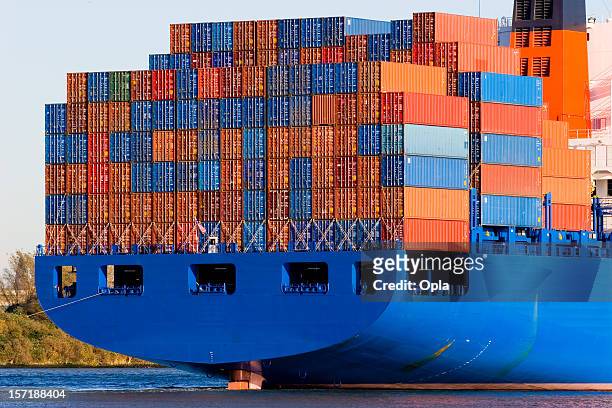 bleu containership avec des conteneurs de fret - poupe photos et images de collection