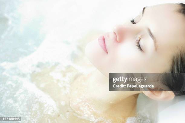 spa de vos rêves - beautiful woman bath photos et images de collection