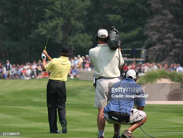 cámara de la tripulación en evento deportivo - golf sport fotografías e imágenes de stock