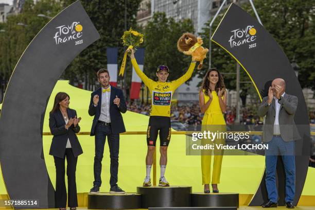 La maire de Paris Anne Hidalgo avec le coureur Jonas Vingegaard sur le podium à l'arrivée du Tour de France le 23 juillet 2023 à Paris.