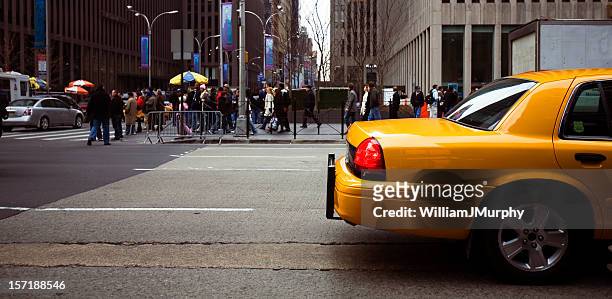 new york amarelo táxis cabina (cidade), - nyc cab imagens e fotografias de stock