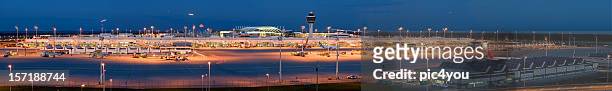 vue panoramique sur l'aéroport - aéroport de munich photos et images de collection