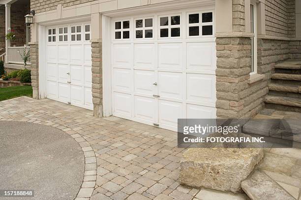 garage doors - autobergplaats stockfoto's en -beelden
