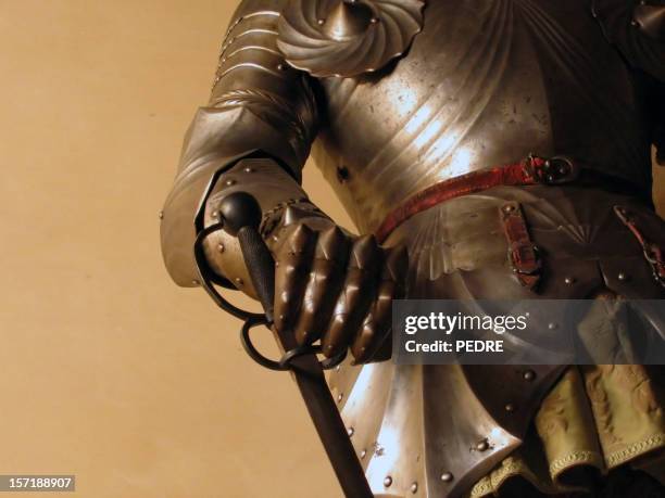 knight-look - traditionelle rüstung stock-fotos und bilder