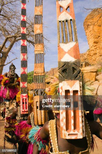 vier dogon tänzer, masken und stelzen - dogon bezirk stock-fotos und bilder