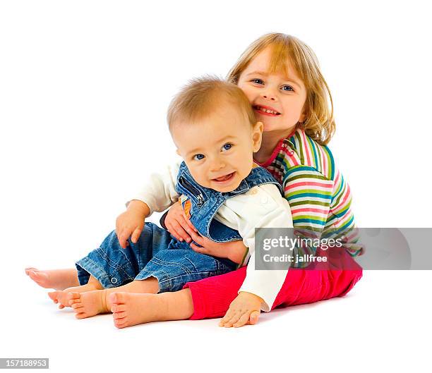 niña y niño bebé conjunto - girl sitting on boys face fotografías e imágenes de stock