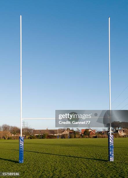 rugby goalpost im park - rugbyplatz stock-fotos und bilder