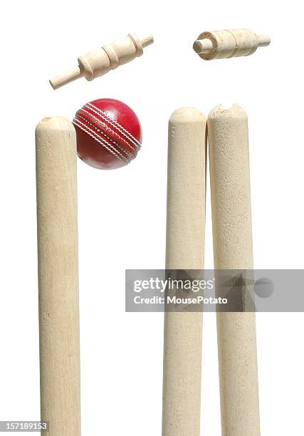 cricket ball schmetterbälle durch die bails. - cricket competition stock-fotos und bilder