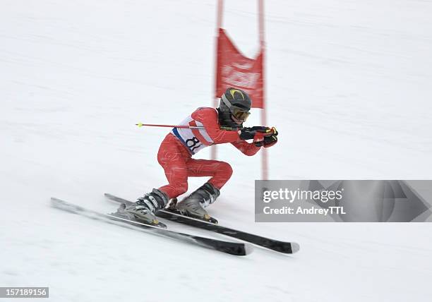 slalom la competencia - slalom skiing fotografías e imágenes de stock