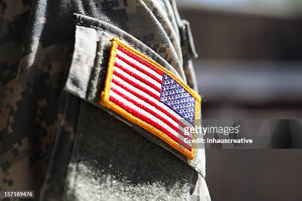 military soldier's brazo parche bandera estadounidense - cultura estadounidense fotografías e imágenes de stock