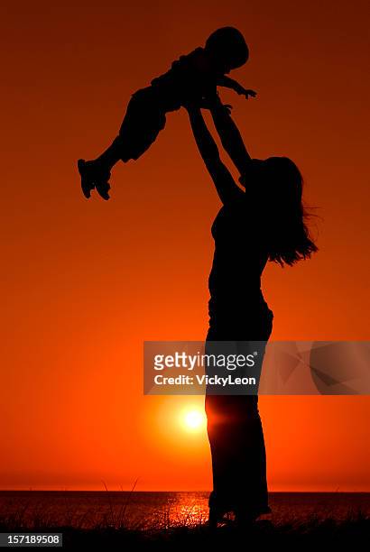 madre y niño 2 - mothers day beach fotografías e imágenes de stock