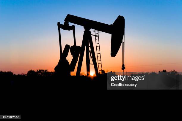 texas oil well pump pumpjack sunset - oil pump stockfoto's en -beelden