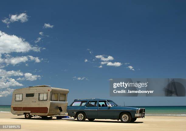 vecchio caravan & auto sulla spiaggia - old fashioned australian beach foto e immagini stock