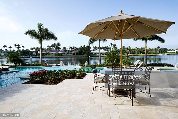 magnifique piscine et terrasse avec vue sur l'océan - waterfront stock photos et images de collection