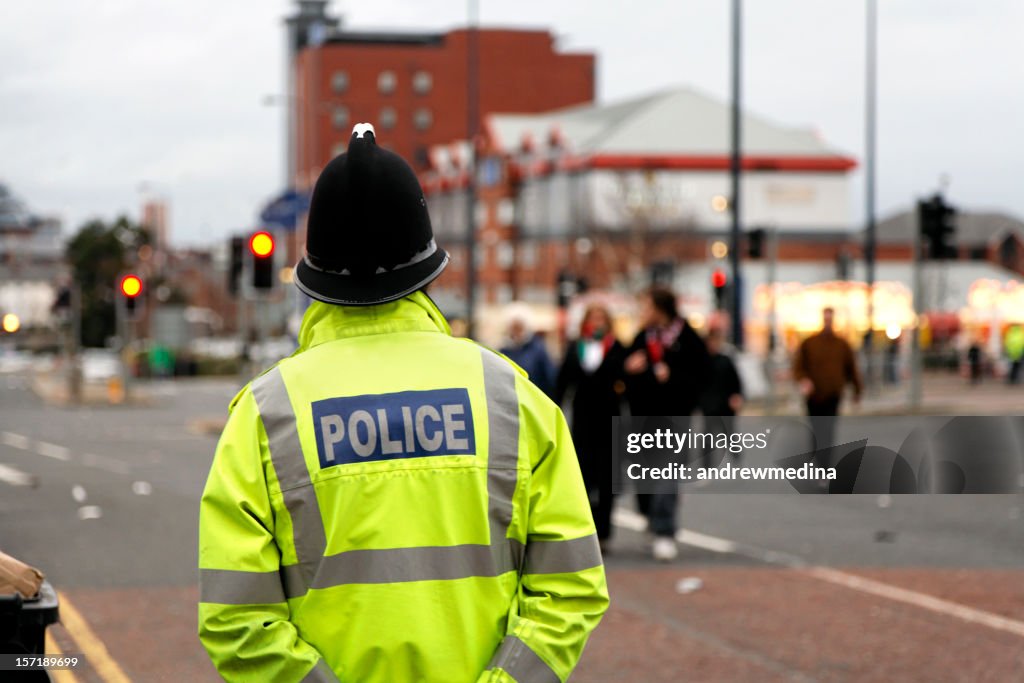 Britische Polizisten die traditionelle Helm die Rauchverordnung Personen-siehe unten