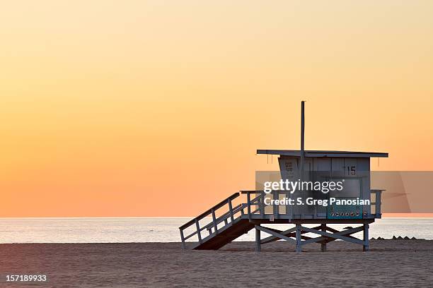 lifeguard station at the empty beach during sunset - santa monica 個照片及圖片檔