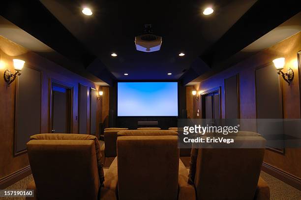 home theater room - home cinema stockfoto's en -beelden
