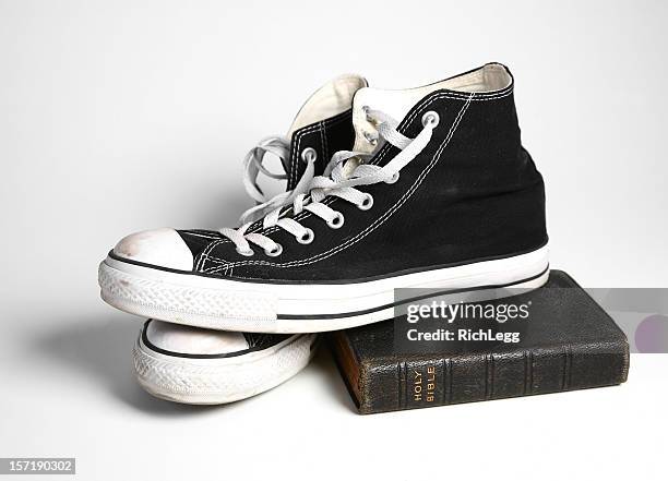 scarpe da tennis e bibbia - converse sports shoe foto e immagini stock