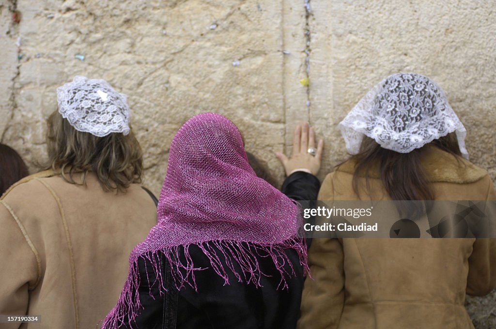 Mujeres en el muro de las lamentaciones