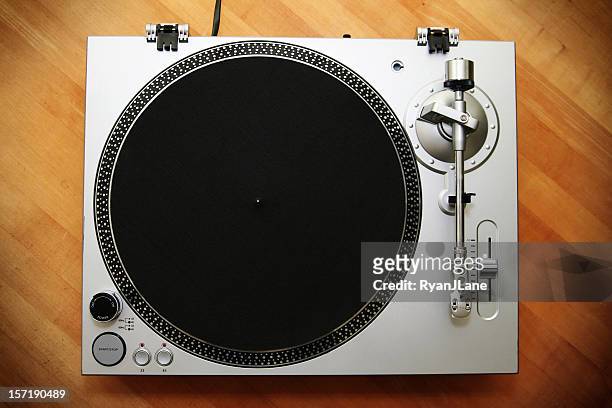 chrome turntable / record player on wood background - deck 個照片及圖片檔