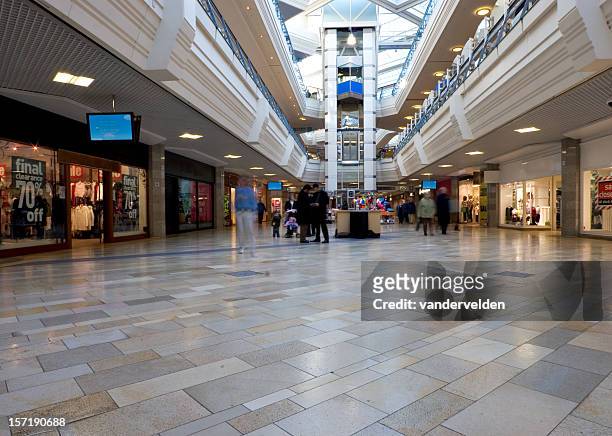 tranquilo día en el centro comercial - shopping mall fotografías e imágenes de stock
