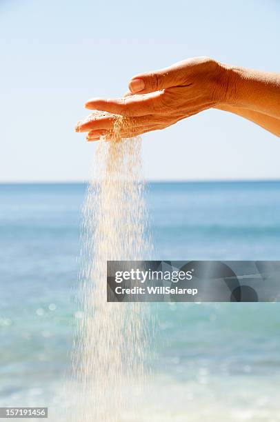 hände spielen mit sand - costa de la luz stock-fotos und bilder