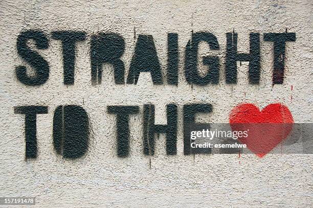 straight to the heart graffiti - love letter stockfoto's en -beelden