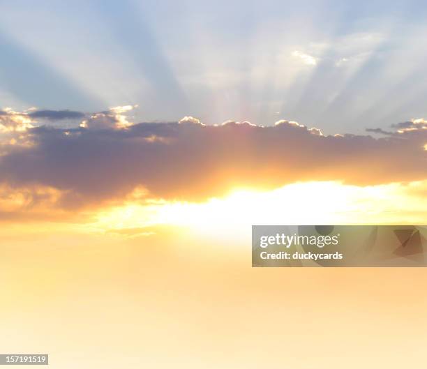morgen wunderschönen sonnenaufgang oder sonnenuntergang mit sonnenstrahlen - silbertreifen am horizont stock-fotos und bilder
