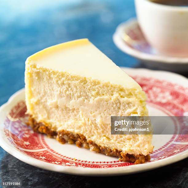 slice of cheesecake on a red and white plate - cheesecake white stockfoto's en -beelden