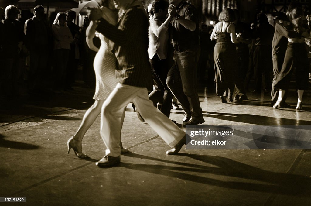 Pareja de baile de Tango argentino al aire libre en la noche.