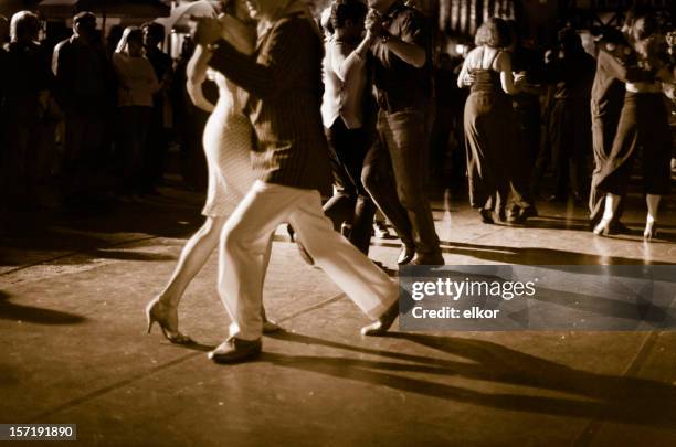 casal dançando tango argentino ao ar livre à noite. - ballroom dancing - fotografias e filmes do acervo