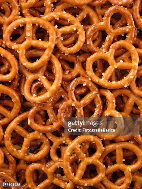 pretzels de fondo - salted fotografías e imágenes de stock