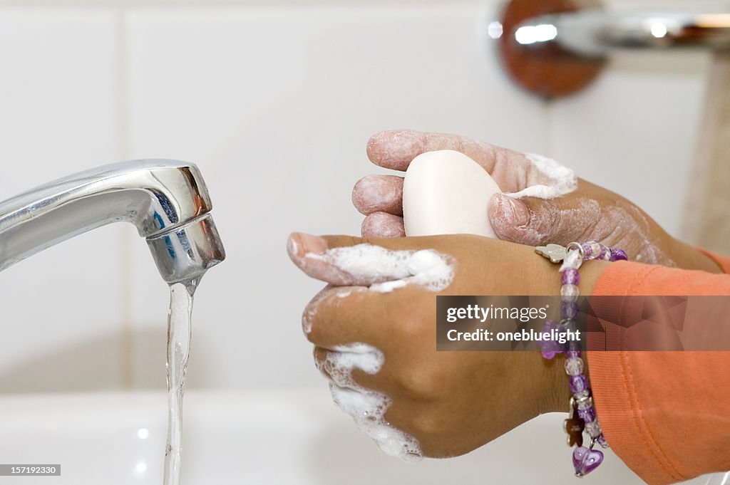Kid's washing her hands