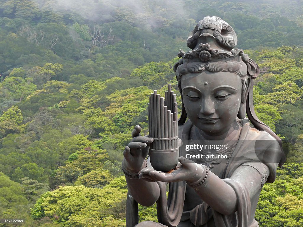 Antigua estatua que ofrece ofertas templo hembra