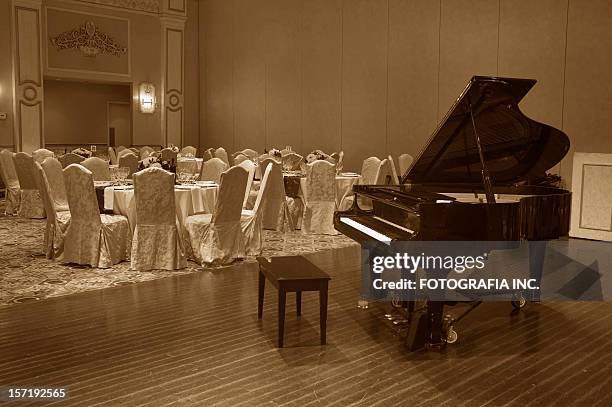 klavier in der lobby - grand piano film stock-fotos und bilder