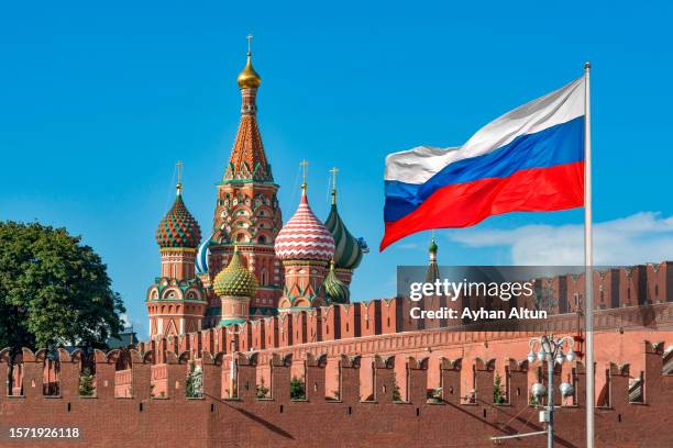 the national flag of the russian federation - state kremlin palace stockfoto's en -beelden