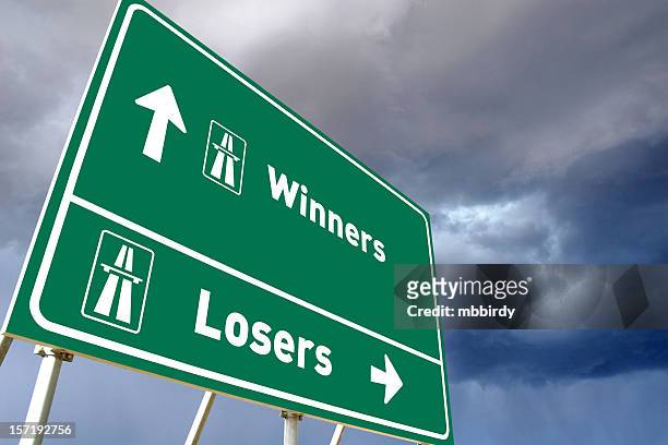 autobahn zeichen für die gewinner oder verlierer - winners & losers stock-fotos und bilder