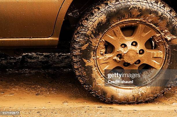 offroading - dirty car stockfoto's en -beelden