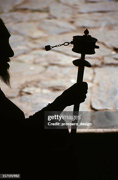 tibétain moine avec moulin à prières - tibet stock photos et images de collection