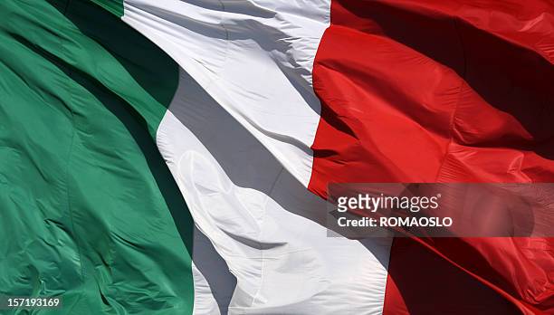 bandiera italiana in sole e vento, italia - italy foto e immagini stock