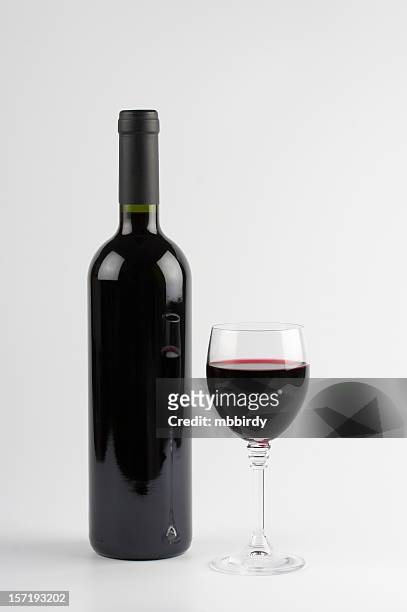 bouteille de vin rouge et le verre, isolé sur fond blanc - verre vin rouge photos et images de collection