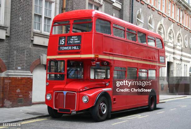 red london mit dem doppeldeckerbus - london buses stock-fotos und bilder