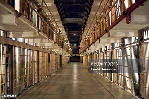 innen alcatraz-gefängnis reihe von bars und zellen - gefängniszelle stock-fotos und bilder