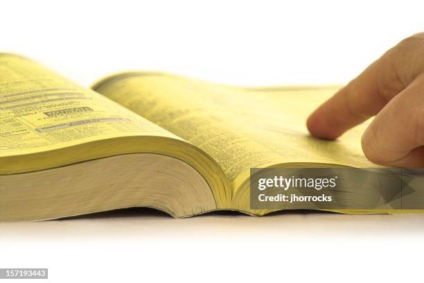 las páginas amarillas búsqueda - paginas amarillas fotografías e imágenes de stock